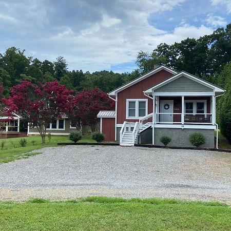 The Farmhouse At Wolfehaven Asheville Exterior photo
